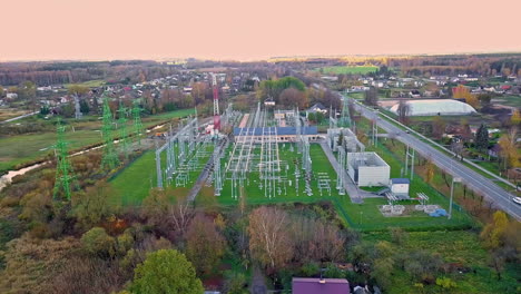 subestación de energía eléctrica en la zona suburbana de europa