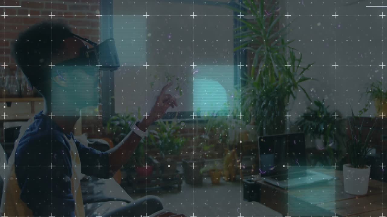 Lysspor over et netværksgitter mod afroamerikansk mand iført VR-headset på kontoret