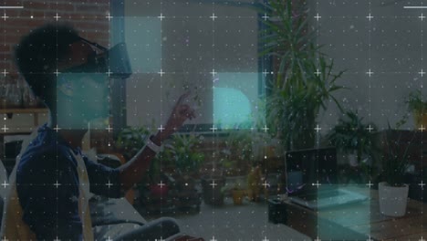 rastros de luz sobre la red contra el hombre afroamericano que usa auriculares vr en la oficina