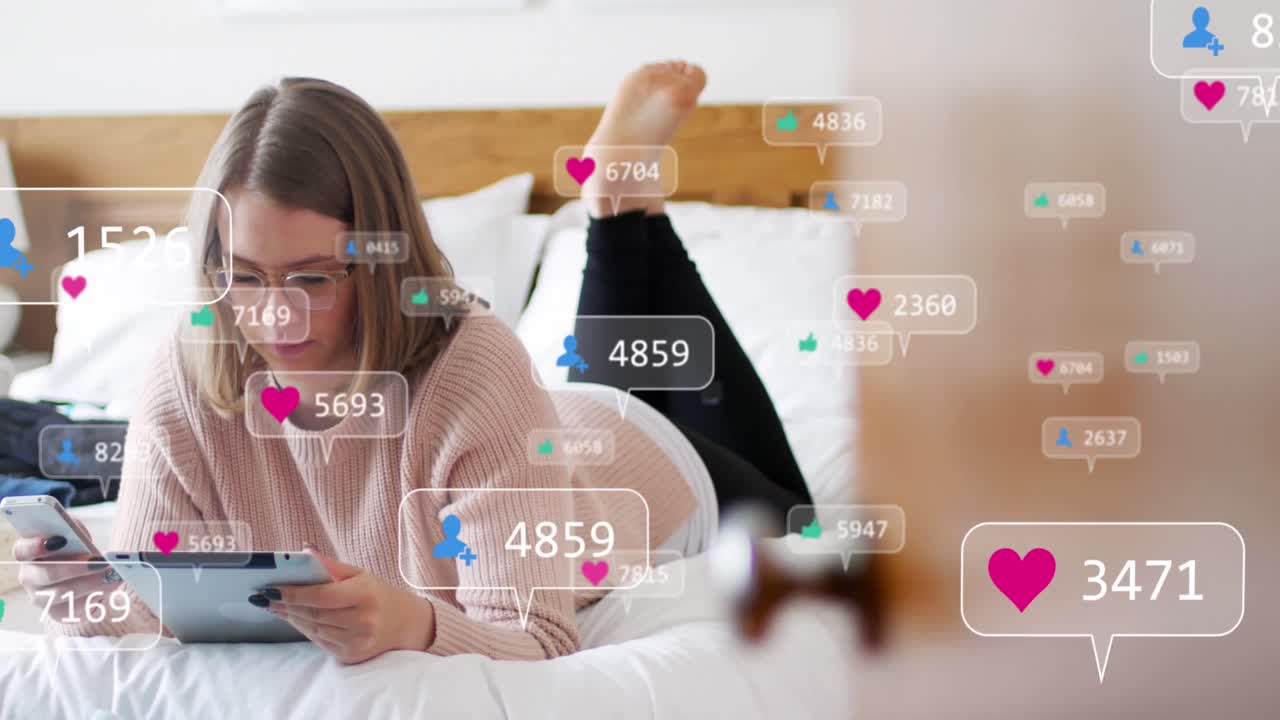 animación de iconos de los medios sobre una mujer caucásica que usa un teléfono inteligente