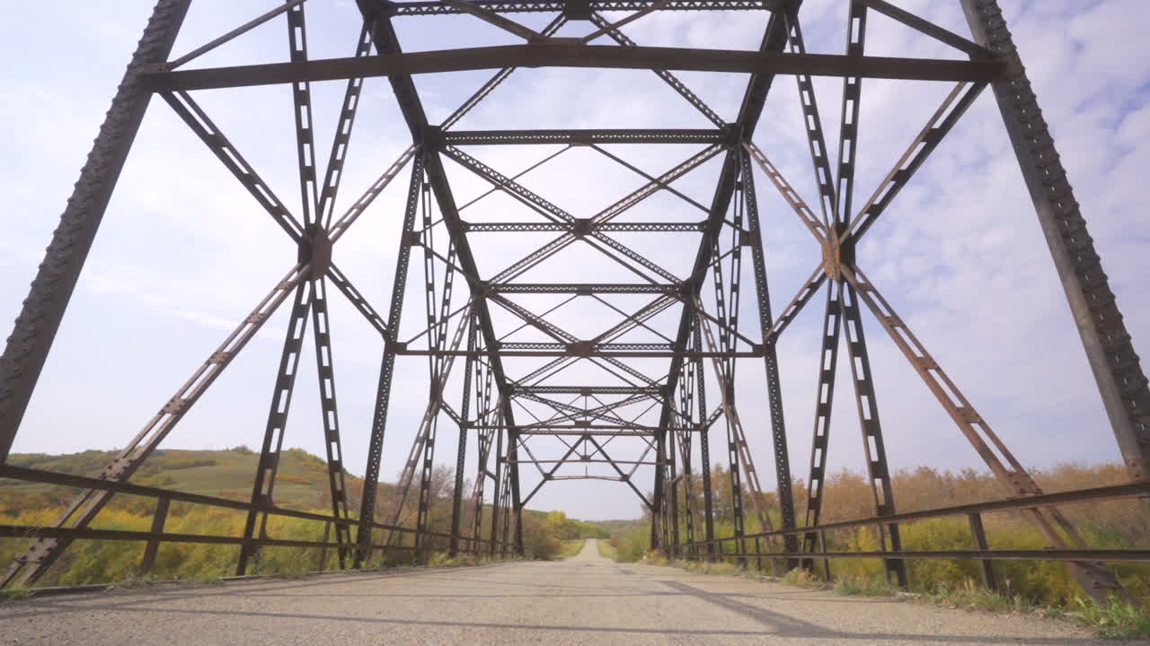 ángulo bajo de cámara lenta del puente de acero