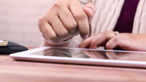 mujer usando una tableta