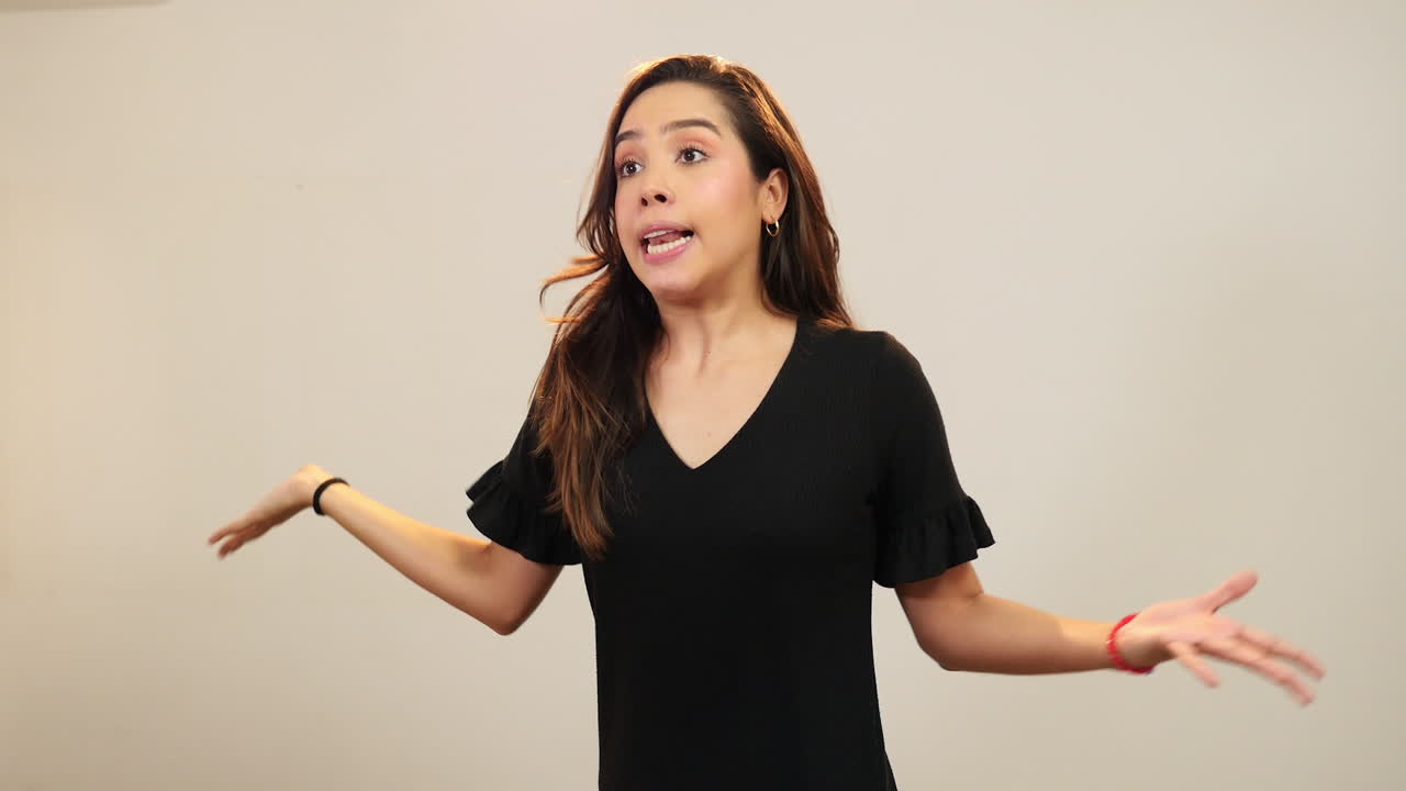 분노 한 여자 가 누군가 에게 소리 지르고 몸짓 을 하고 있다