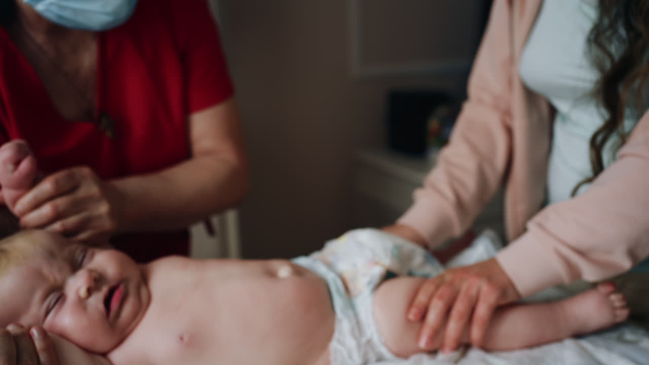 Assistente che esegue esercizi di mobilità con un bambino.