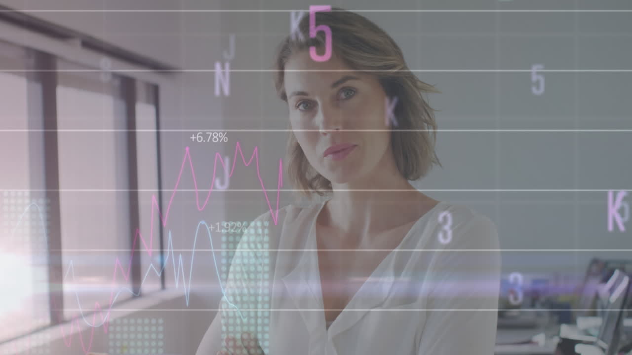 анимация обработки финансовых данных над кавказской деловой женщиной в офисе
