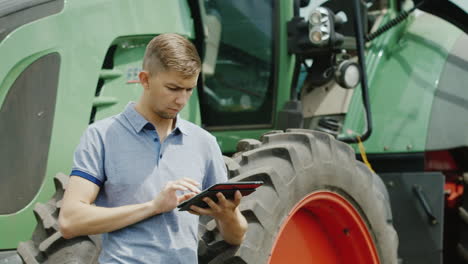 Un-Joven-Agricultor-Caucásico-Está-Trabajando-En-El-Campo-Con-Una-Tableta-4