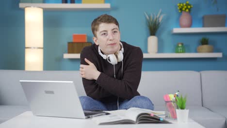 un joven con problemas mentales.