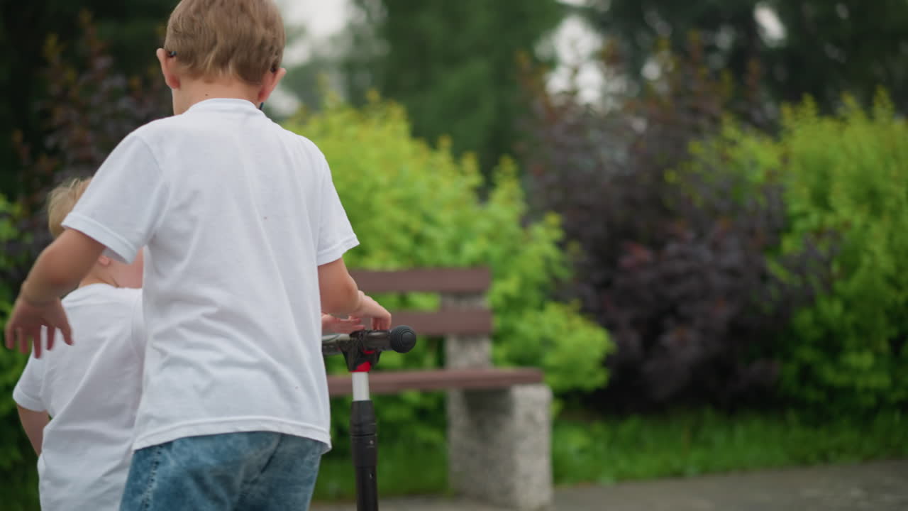 큰 형제와 작은 형제는 야외 공원에서 니바를 즐겁게 돌아다니며, 어린 형제는 니 바에서 도망쳤고, 큰 형제는 놀고 따라다다.