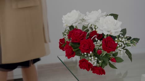 Un-Ramo-De-Novia-En-Colores-Blanco-Y-Rojo-Está-De-Pie-Sobre-Una-Mesa-De-Cristal