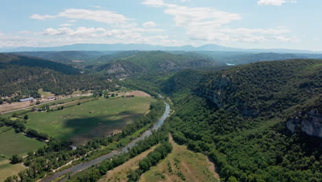 Luftaufnahme-Von-Bergen-Mit-Wald-Entlang-Des-Flusses-Verdon,-Frankreich,-Provence