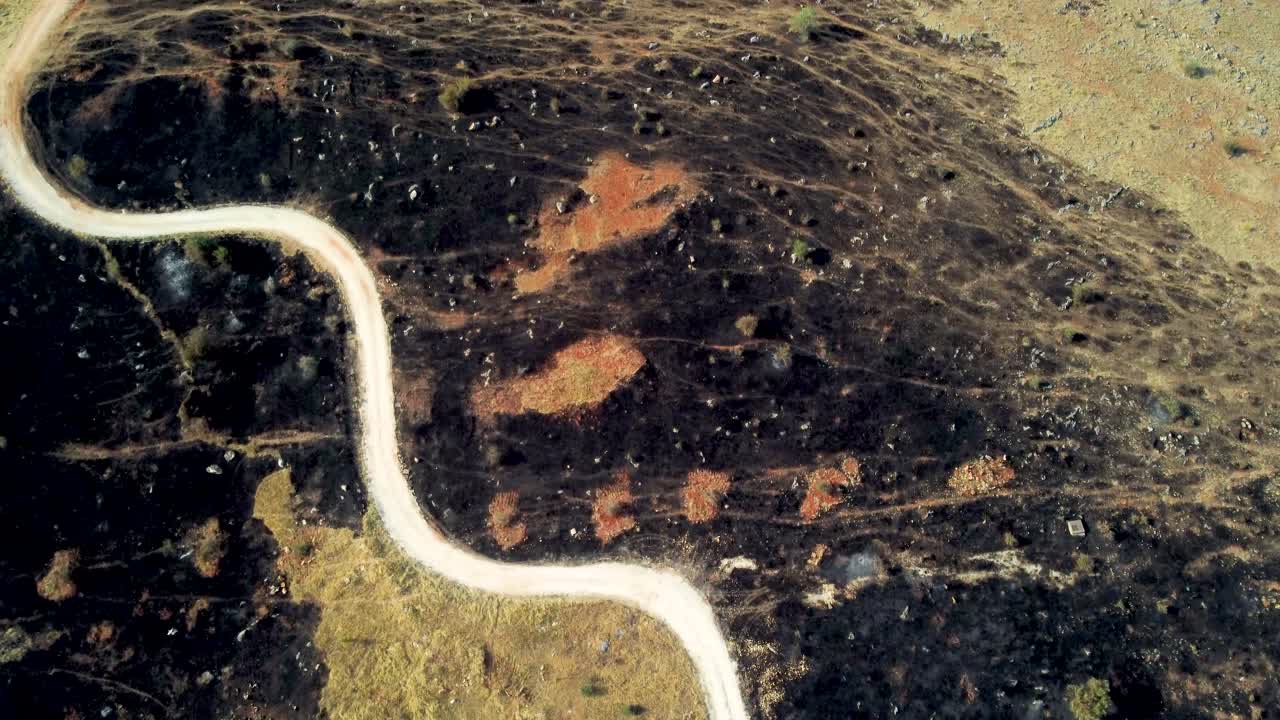 2023 년 8 월 그리스 북부 에서 산불 이 발생 한 후 의 언덕 꼭대기 와 큰 불타는 숲 지역 을 보여 주는 항공 사진