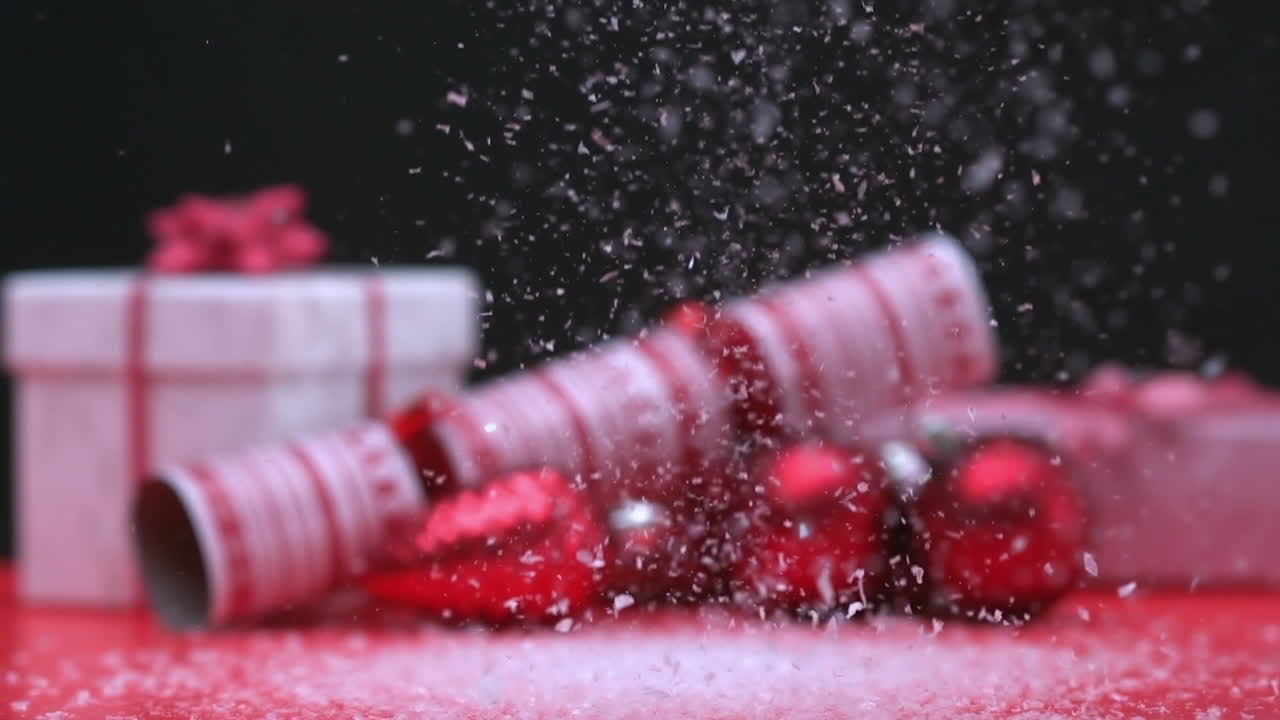 크리스마스 테이블로 앞에 떨어지는 반이는