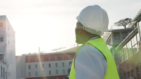 Joven-Gerente-De-Construcción-Mirando-A-Su-Alrededor