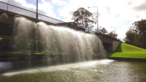 Fuente-De-Agua-Interesante-Desde-El-Puente