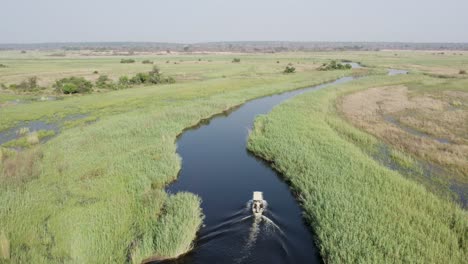 Vista-Aérea-Mientras-El-Barco-De-Pasajeros-Navega-Por-El-Río-Cuando-En-Caprivi-Strip,-áfrica