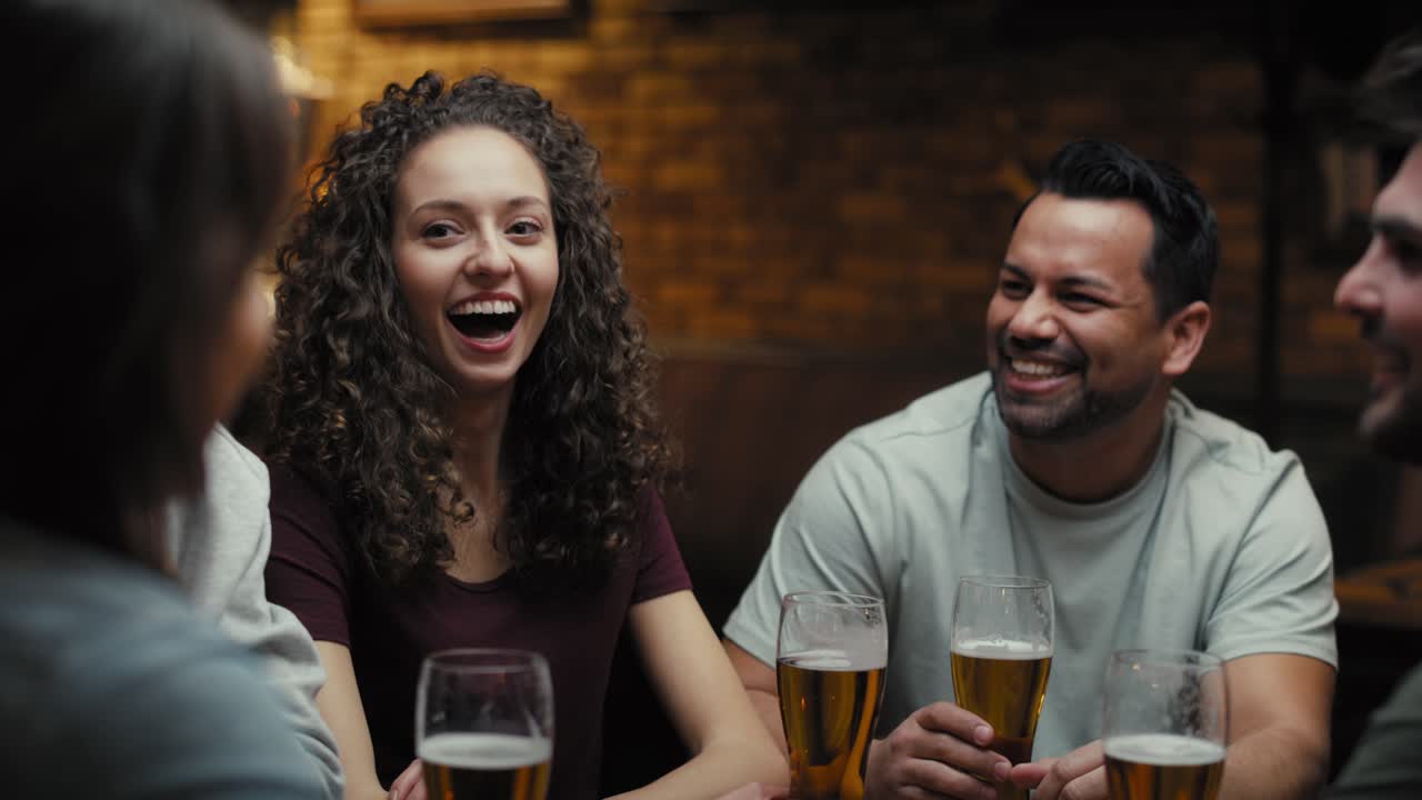 Video di un gruppo di amici che trascorrono del tempo al pub