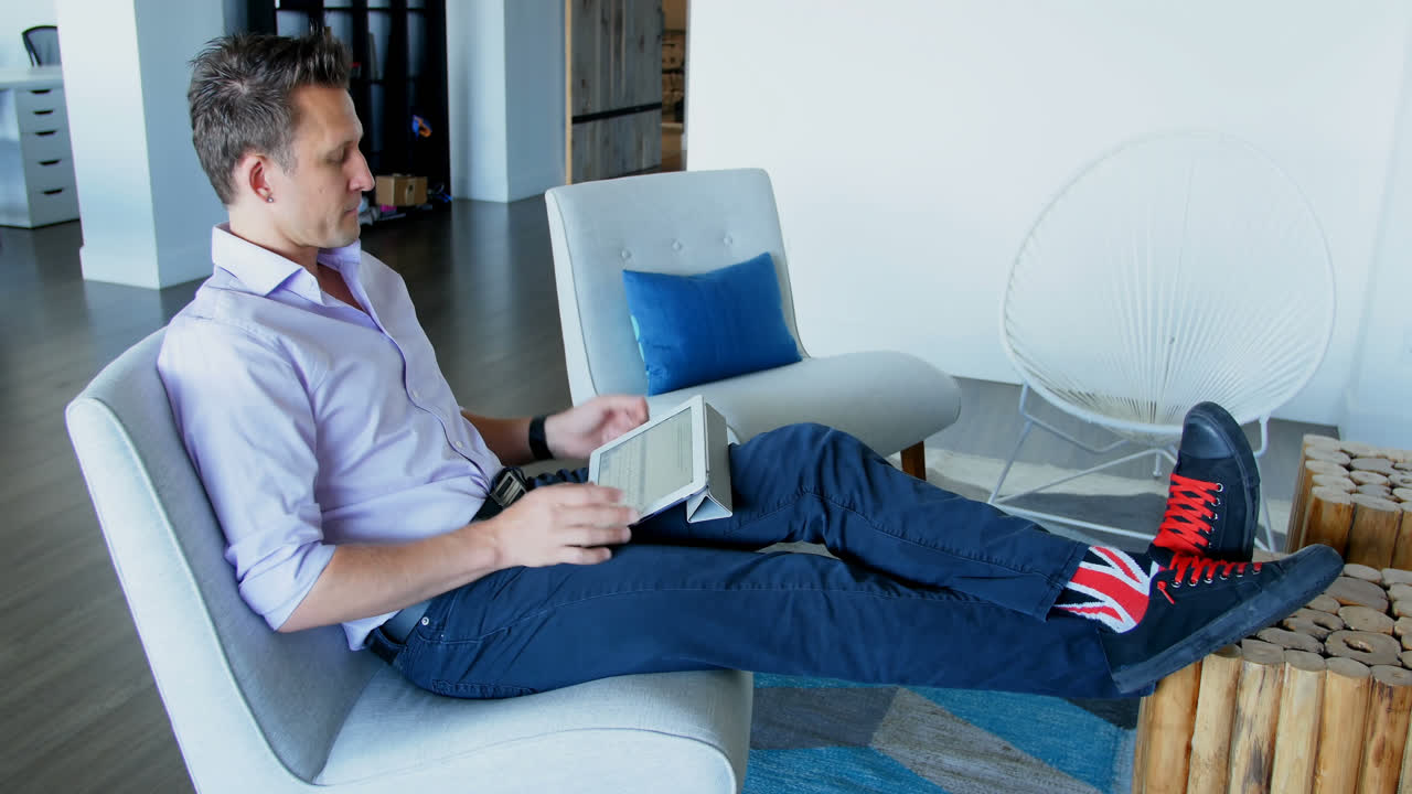 ejecutivo masculino usando dispositivos multimedia en la silla 4k