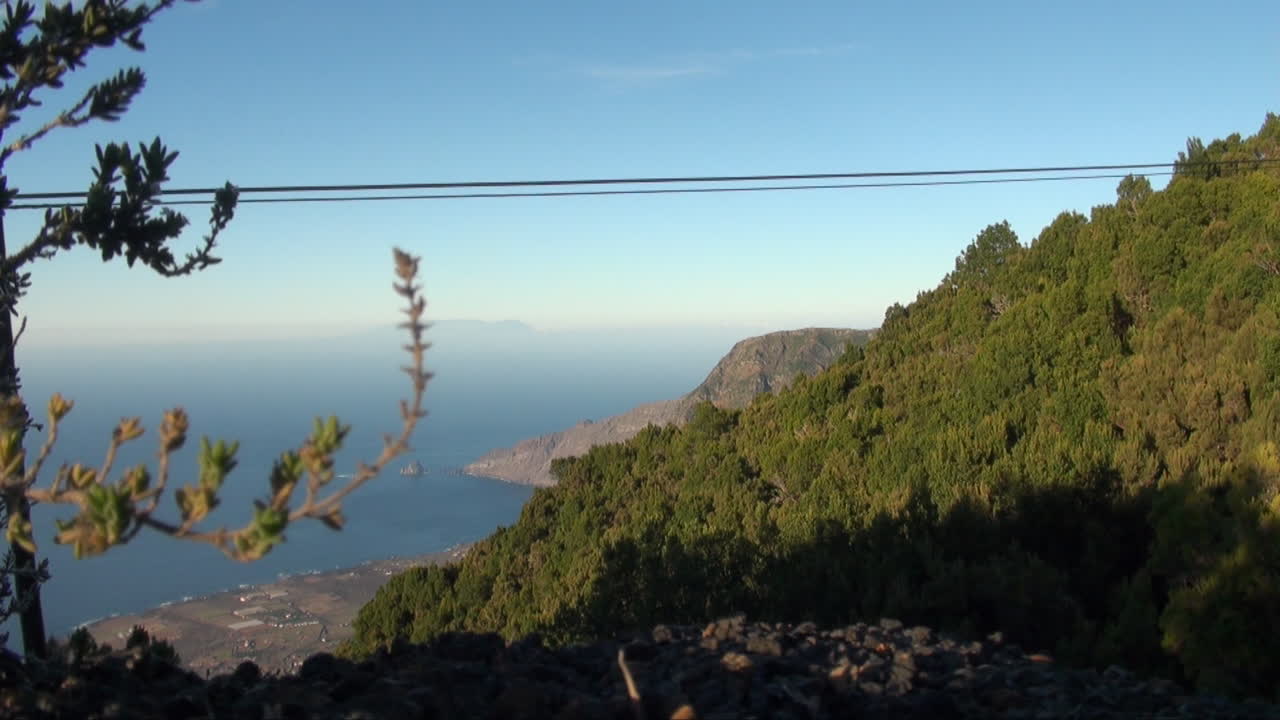 vista del océano desde la cima de la montaña