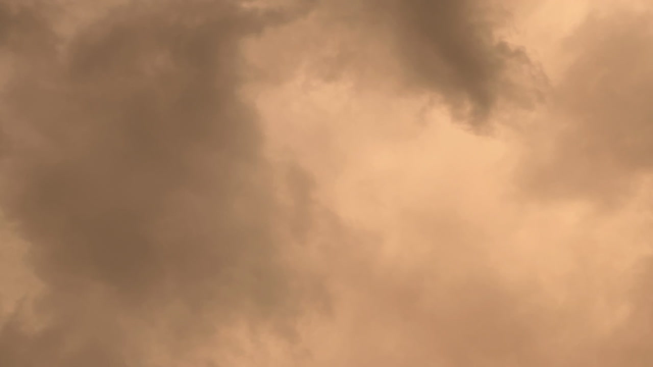 사나운 짙은 회색 흐린 하늘이 폭풍 후 오렌지색으로 변하고, 시간 경과