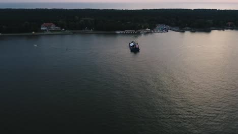 Toma-Aérea-Cinematográfica-De-Drones-De-Un-Ferry-Que-Cruza-El-Río-Con-Mucha-Gente-Viajando