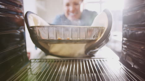 vista desde el interior del horno mientras la mujer quema la cena