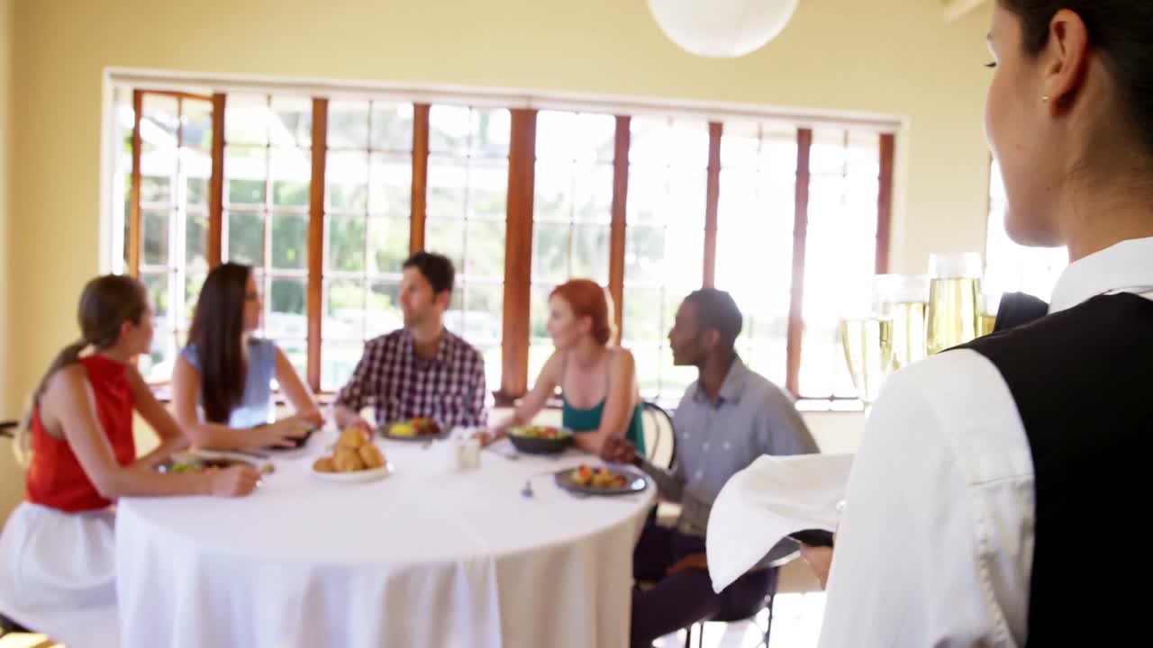 고객 에게  ⁇ 페인 을 제공 하는 웨이트리스