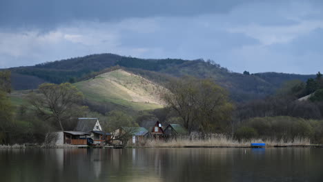 estanque de pesca en primavera, lapso de tiempo