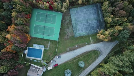 Piscina-Al-Aire-Libre-Y-Canchas-De-Tenis-Vacías-Durante-El-Otoño-Cerca-De-Killton-En-Vermont,-EE.UU.