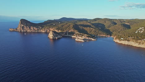 Luftaufnahme-Des-Türkisfarbenen-Wassers-In-Illeta-De-Cala-Salada-Auf-Den-Balearen,-Ibiza,-Mallorca,-Spanien