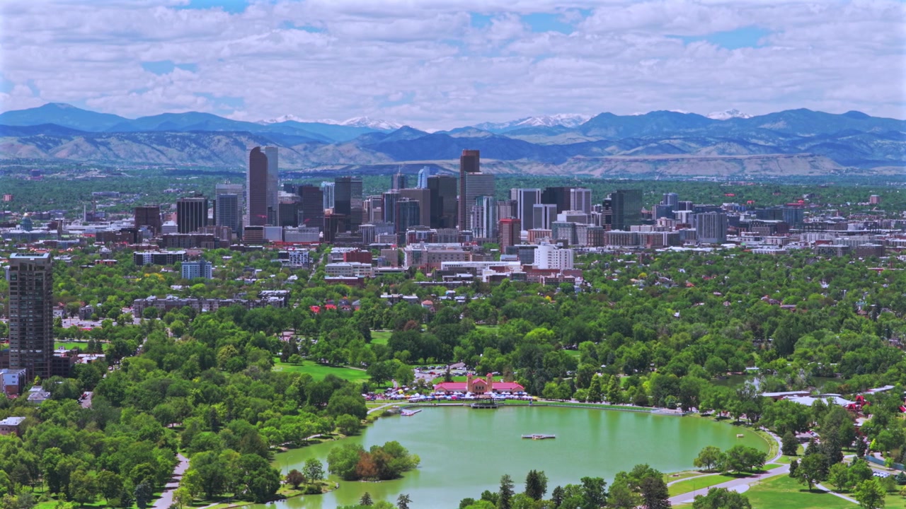 Toàn cảnh từ trên cao bằng drone vào buổi sáng mùa xuân, bầu trời xanh, công viên thành phố Denver Colorado, với các tòa nhà chọc trời, đường chân trời, hồ Ferril, khu dân cư, đường đi bộ, phong cảnh thành phố, chuyển động lia máy sang trái.