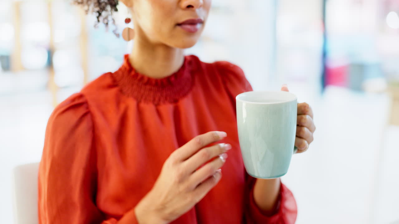 cara, café o mujer de negocios pensando