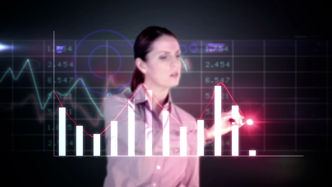 mujer de negocios feliz dibujando gráfico holográfico