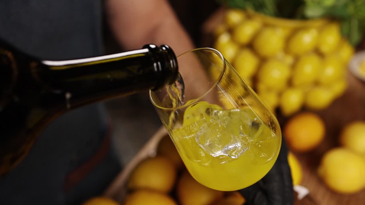 Versando un cocktail giallo rinfrescante