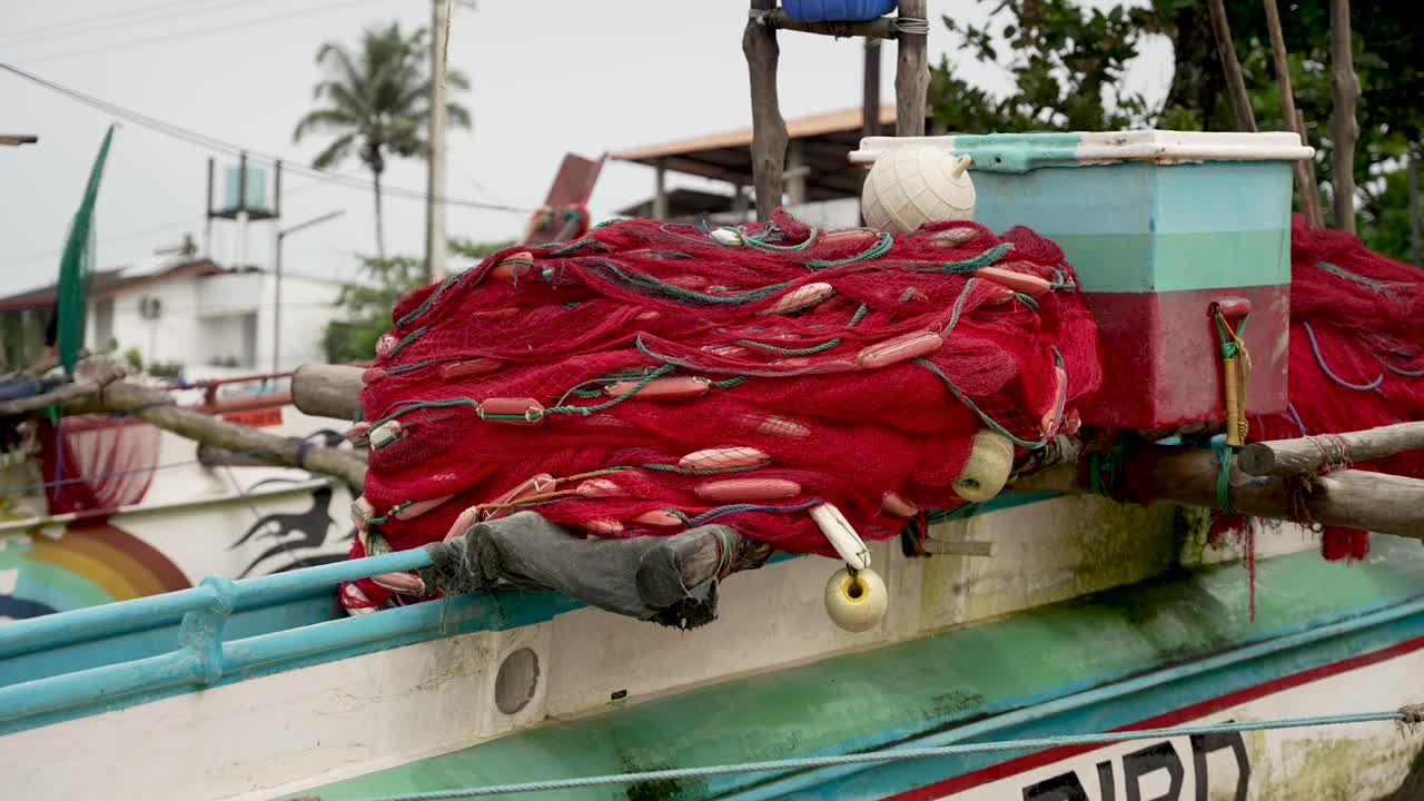 스리랑카의 전통적이고 다채로운 시 배에 은 시망이 놓여 있습니다. 다음 포획을 위해 준비되어 있습니다.