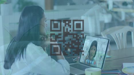 animación de código qr y cadena de adn sobre una mujer de negocios biracial haciendo una videollamada