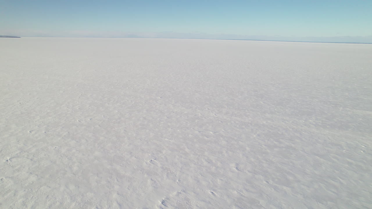 drone volando sobre un lago congelado en canadá