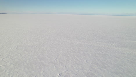 drone voador acima de um lago congelado no canadá