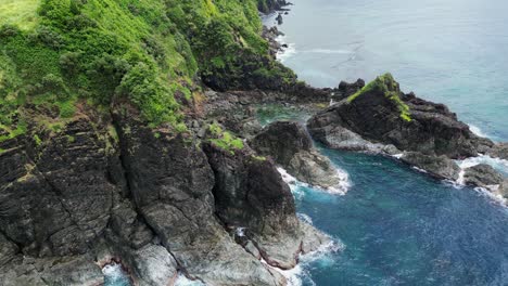 Schroffe-Klippen-Und-Meereslandschaft-In-Baras,-Catanduanes,-Philippinen---Drohnenaufnahme-Aus-Der-Luft