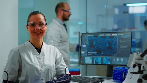 Médico-De-Laboratorio-Mirando-A-La-Cámara-Sonriendo