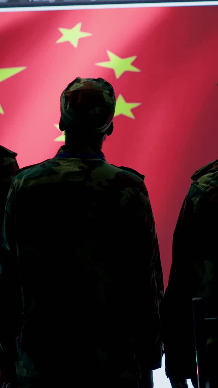 Vídeo Vertical Especialista em cibersegurança em posto de comando militar chinês analisa dados para intimidar