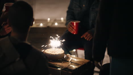 Grupo-Diverso-De-Amigos-Celebrando-Fiesta-De-Cumpleaños-Haciendo-Tostadas-Disfrutando-De-La-Celebración-Divirtiéndose-Bebiendo-Alcohol-Compartiendo-Amistad