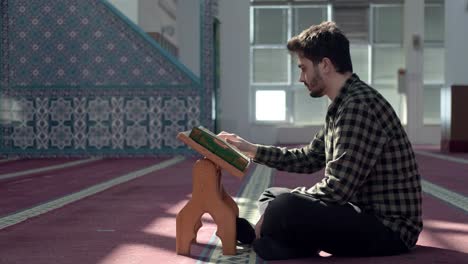 Hombre-Musulmán-Leyendo-El-Corán-En-Una-Mezquita