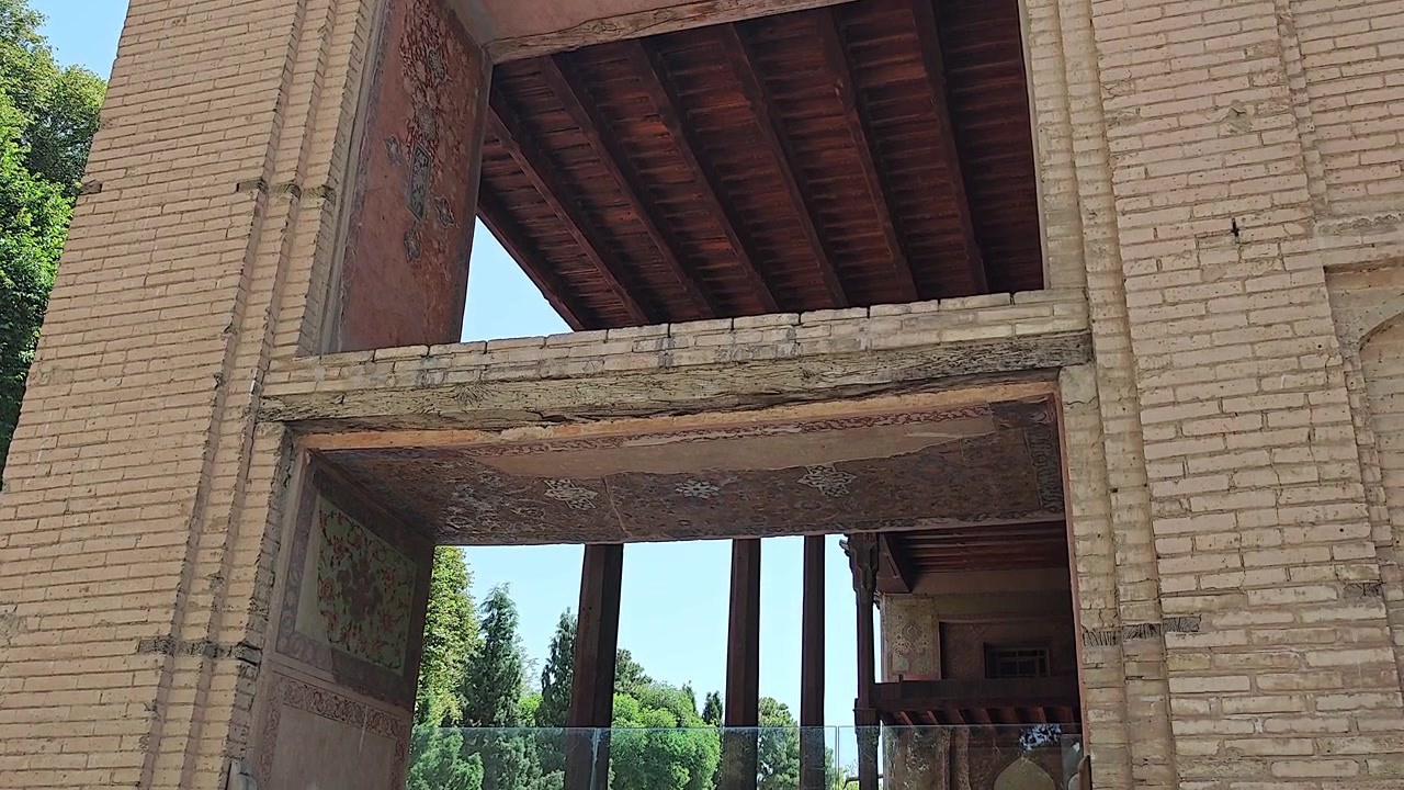 Vista de baixo ângulo de Arquitetura Persa Histórica com Detalhes Intrincados