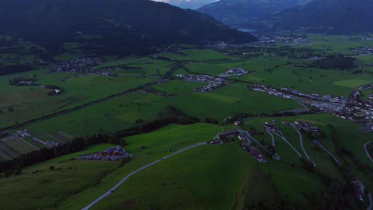 마을 과 산맥 을 배경 으로 한 아름다운 초원