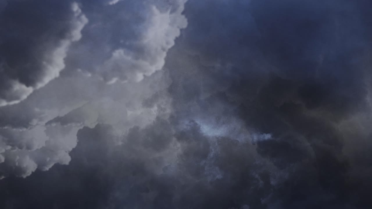 nubes cumulonimbus de 4k alejándose, tormenta