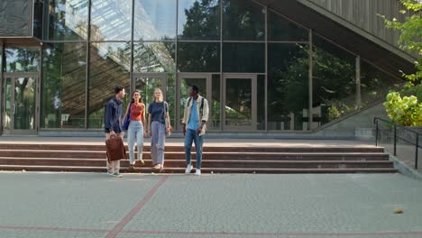 cuatro estudiantes caminando por el campus