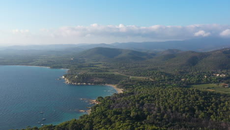 Panoramablick-Auf-Die-Weinberge-Der-Küste-Von-Bormes-Les-Mimosas-Und-Das-Mittelmeer