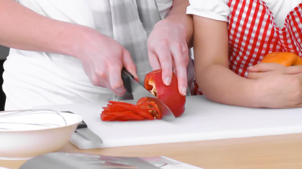 familia preparando comida en la cocina para la cena