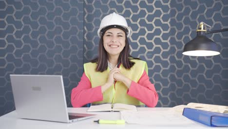 Mujer-Ingeniera-Aplaudiendo-Con-Entusiasmo.