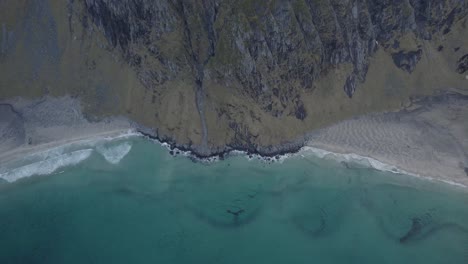 Vista-Aérea-Con-Vistas-A-Las-Playas-De-Kvalvika-Y-Vestervika,-En-Lofoten,-Noruega---ángulo-Alto,-Retroceso,-Disparo-De-Drones